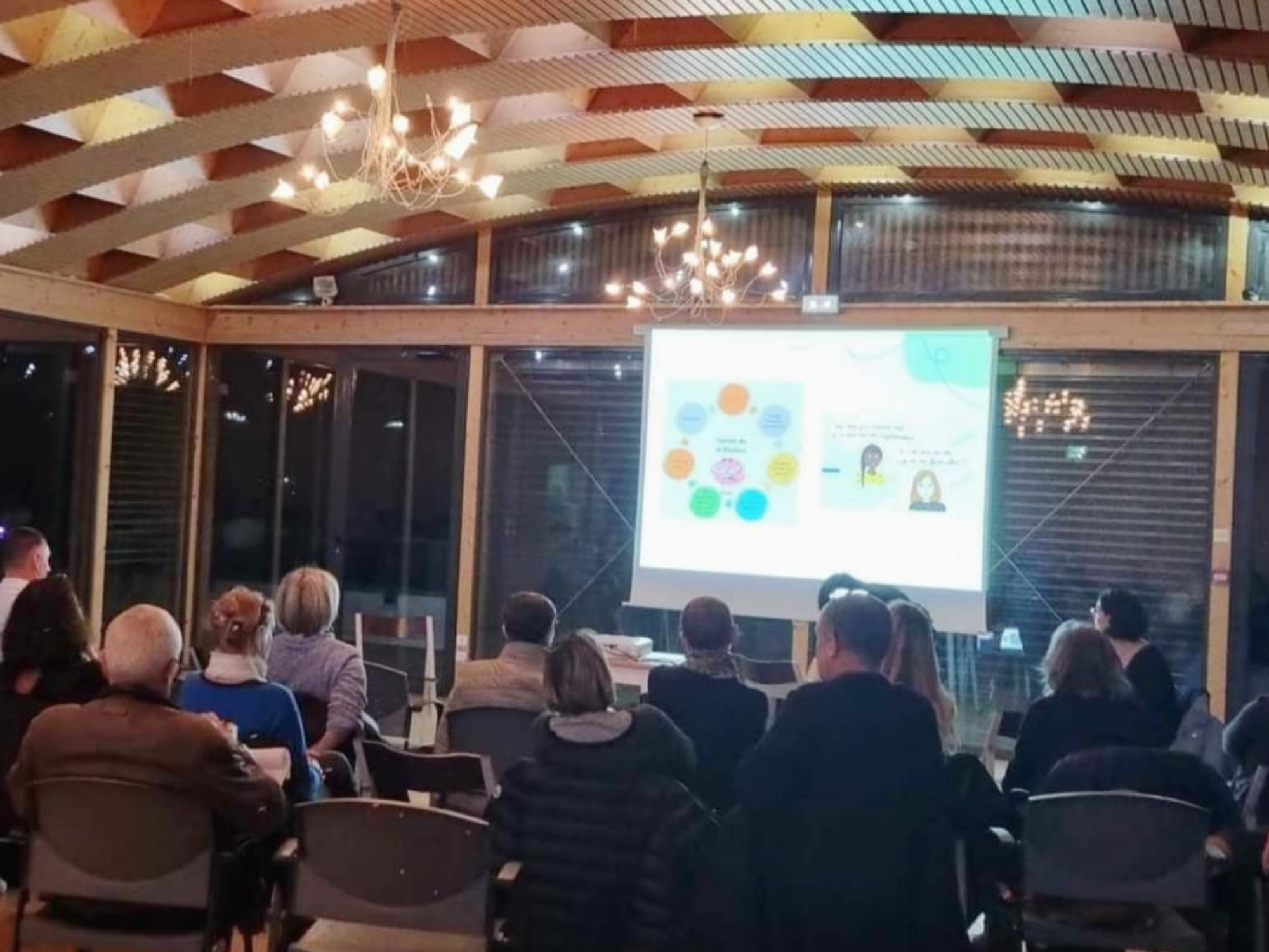 Groupe participant à une réunion d’information